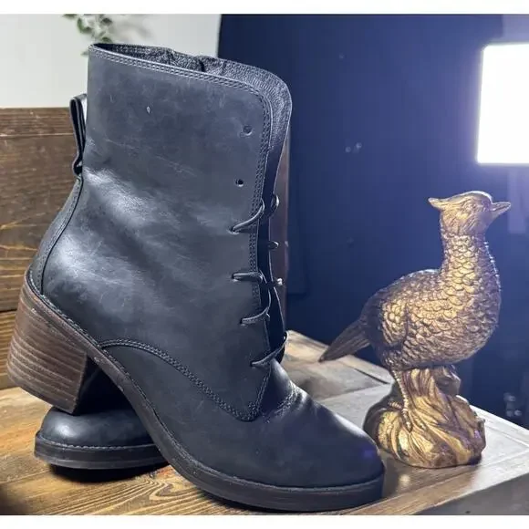 UGG Oriana Black Leather Boots - Picture 7 of 16